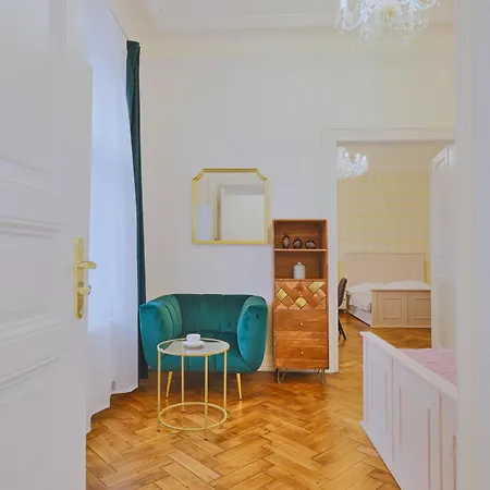 National Theatre Elegance מלון דירות