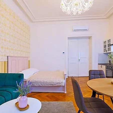 National Theatre Elegance Apart-hotel