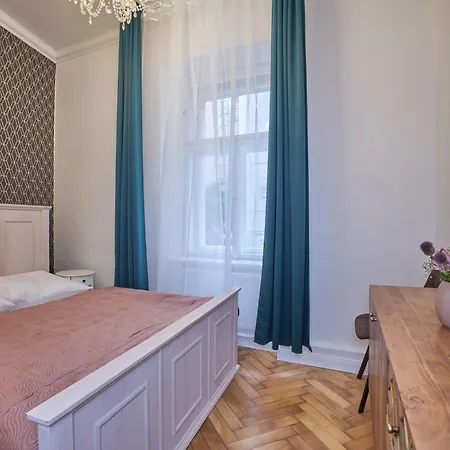 National Theatre Elegance 4*
